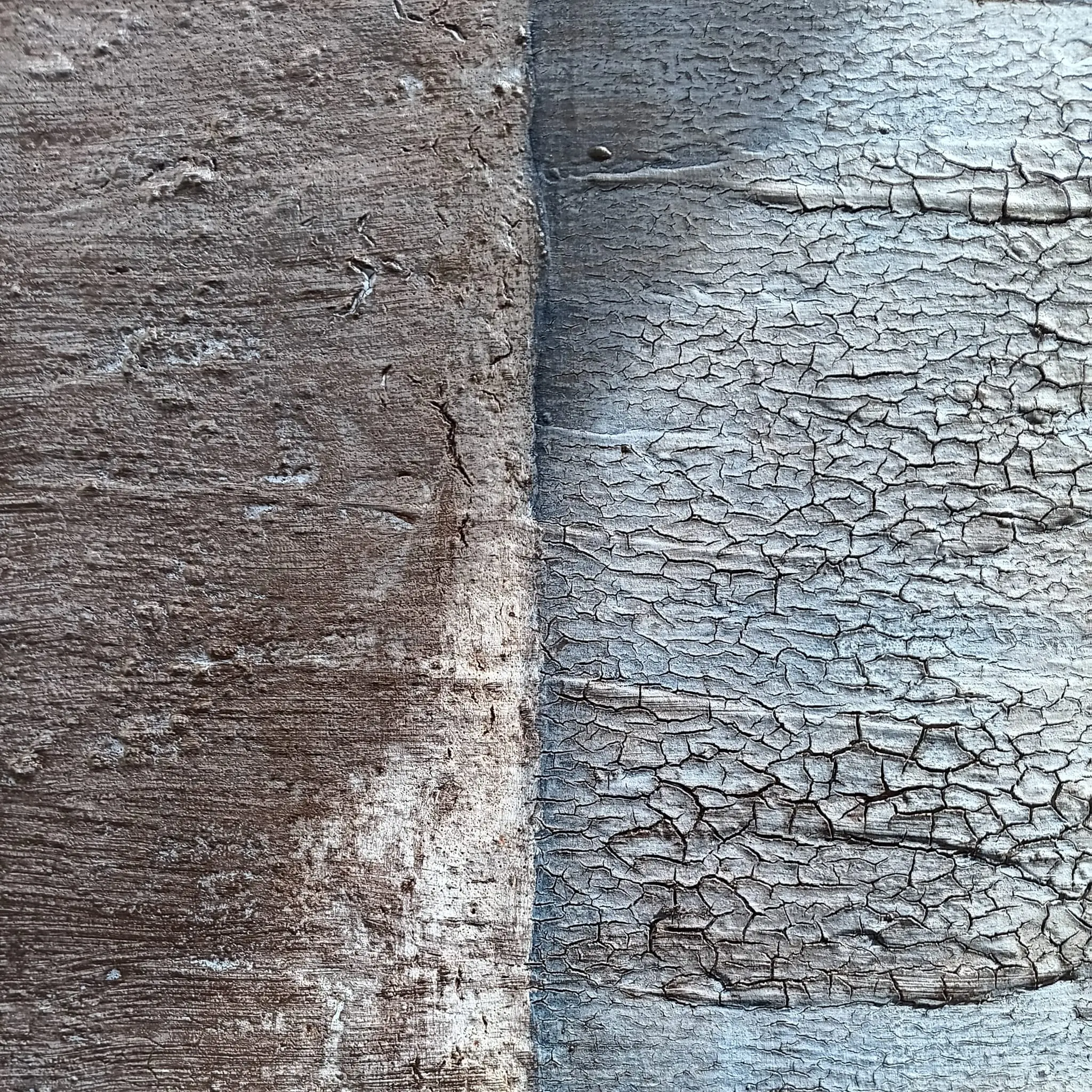 TITEL: Asymmetrische Balance BESCHREIBUNG : Ein schlichter, zweigeteilter Raum aus einer glatten, dunklen Fläche und einem feinen Geflecht aus zahllosen Miniaturrissen.