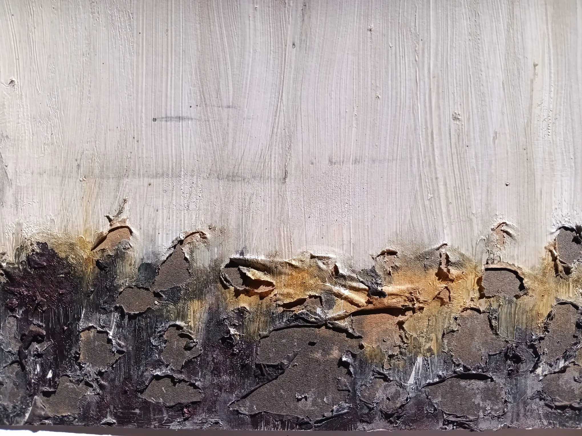 TITEL: Wintersonnenwende  BESCHREIBUNG: Eine verwitterte Metalllandschaft, wo dunkle, bröckelnde Erdtöne auf eine reine, frostweiße Überlagerung treffen und den stillen Zerfall feiern.