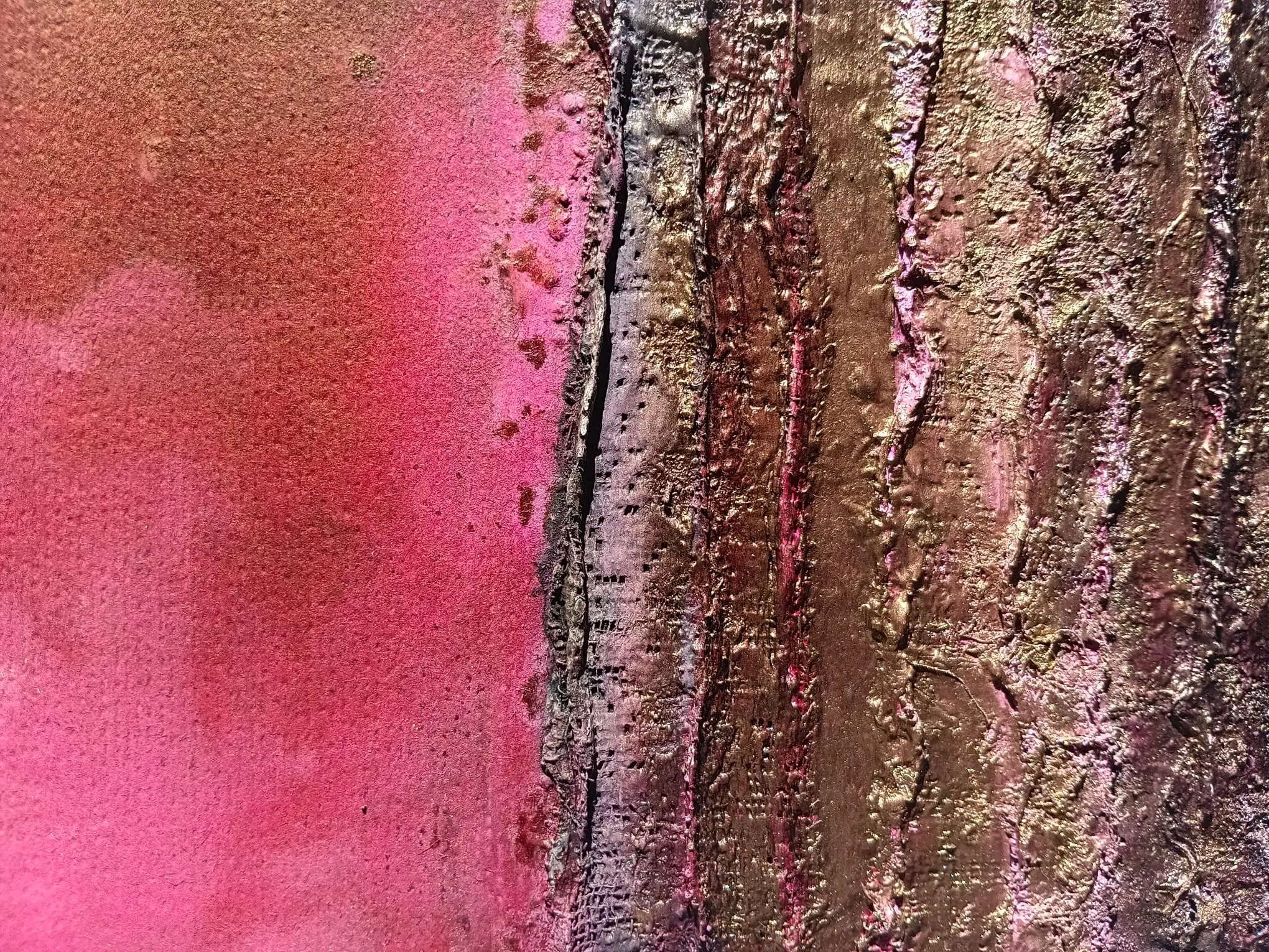 TITEL: Geteilte Hingabe BESCHREIBUNG : Ein rauer, tektonischer Bruch trennt eine sanfte rosa Fläche von einer metallisch-strukturierten Landschaft.
